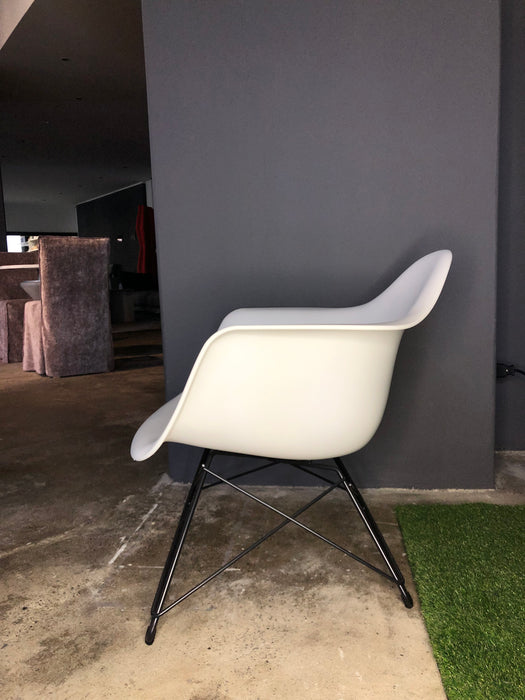 Sedia Eames Plastic Chair LAR di Vitra